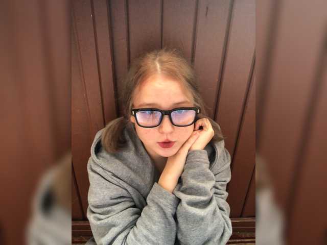 Capturi de ecran de difuzare MollyFranchi