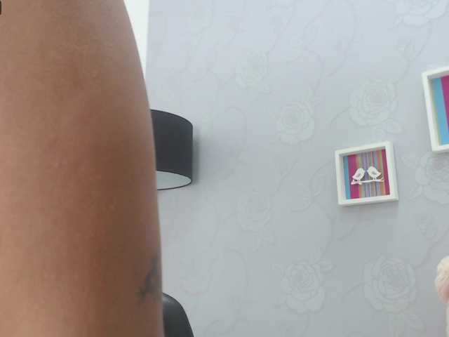 Capturi de ecran de difuzare Naomissmith