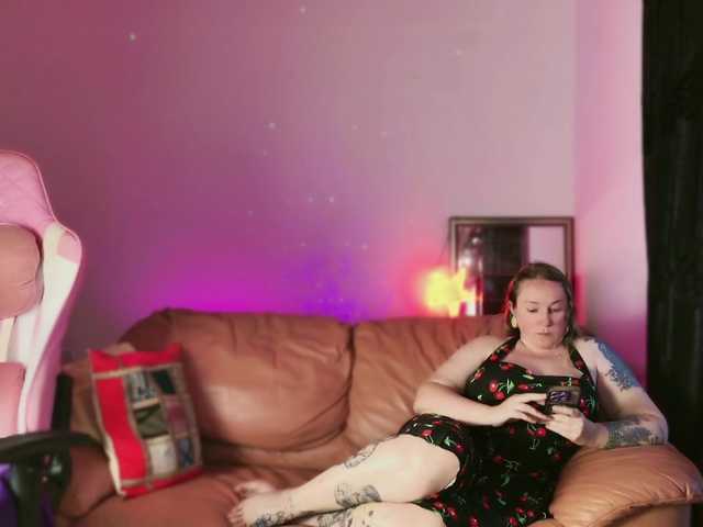 Capturi de ecran de difuzare NylonQueen