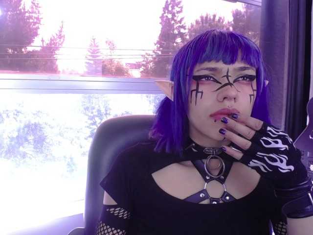 Fotografii PhychomagcArt Welcom me room!! come and play with this goth girl, but very slutty, do you want to come and taste her squirt and cum?