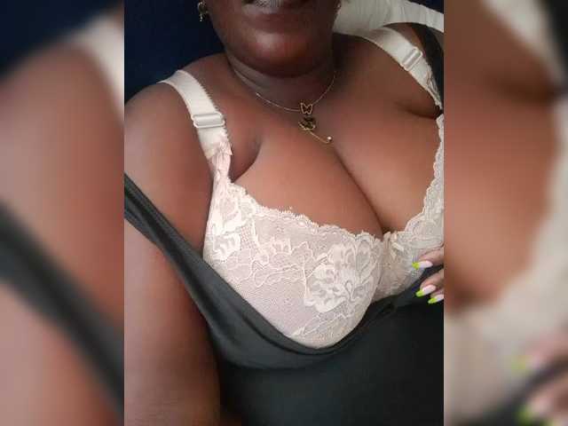 Capturi de ecran de difuzare Queenbigboobs