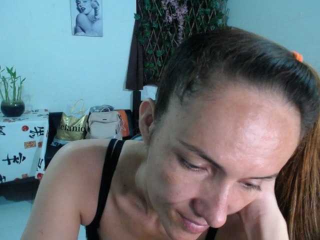 Capturi de ecran de difuzare Queenisabella