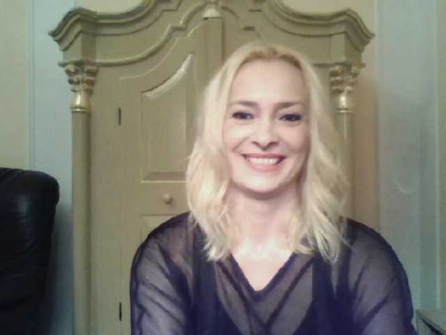 Capturi de ecran de difuzare QueenofBerlin