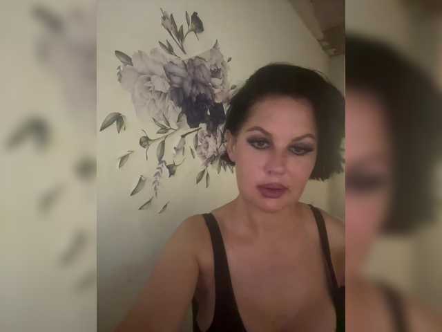 Capturi de ecran de difuzare RoyalBreasts