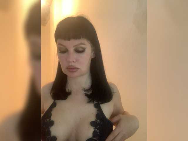 Capturi de ecran de difuzare RoyalBreasts