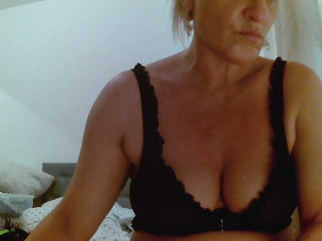 Fotografii Sandyforyou i am horny bitch . I love cocks. Wanna show my wet pussy??