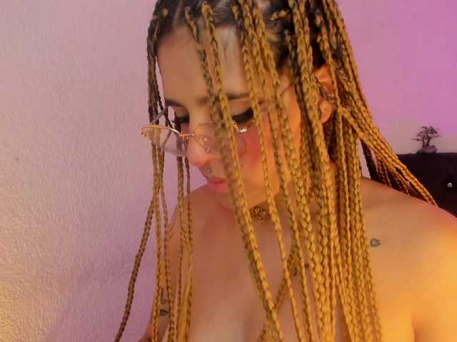 Capturi de ecran de difuzare SarahDark