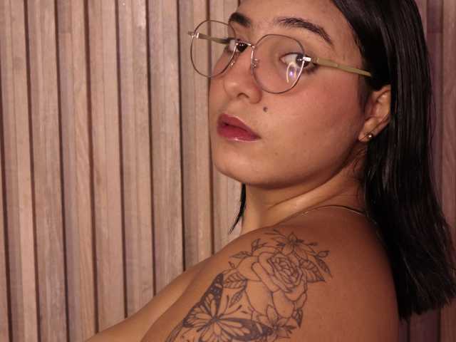 Fotografie a profilului Sophia-curvy1