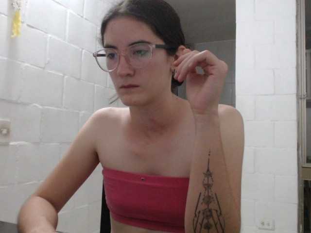 Fotografii SophiaHydes play and spit tits, naked all my little body for 10min #pettite #hot #18 #cumforme