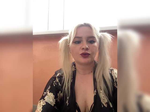 Capturi de ecran de difuzare VikkiVia