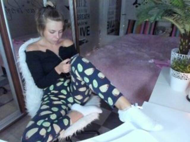 Capturi de ecran de difuzare CallMeAngel