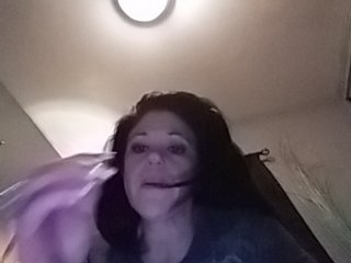 Fotografii xoHarleyxo Been traveling all day to get to family's house that smells funny and is dead quiet. My pussy is wet and I'm super horny.....