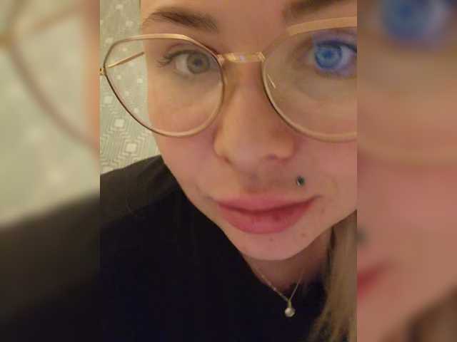 Capturi de ecran de difuzare YourFunnyBlondiee