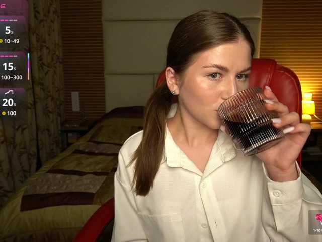 Capturi de ecran de difuzare YoursGirlAlice